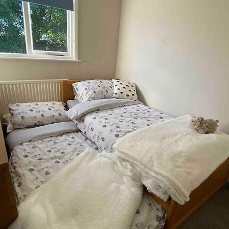 Cheerful 3 Bedroom Bungalow With Indoor Fire Place กลอสเตอร์ ภายนอก รูปภาพ