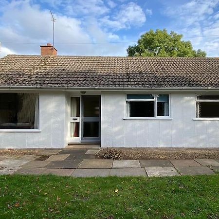 Cheerful 3 Bedroom Bungalow With Indoor Fire Place กลอสเตอร์ ภายนอก รูปภาพ