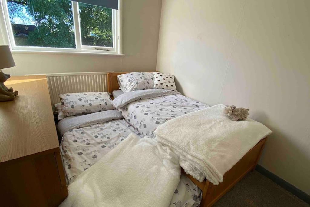 Cheerful 3 Bedroom Bungalow With Indoor Fire Place กลอสเตอร์ ภายนอก รูปภาพ