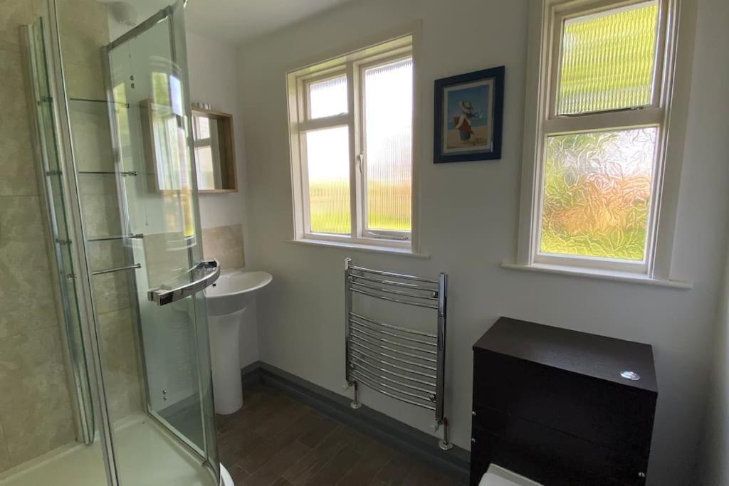 Cheerful 3 Bedroom Bungalow With Indoor Fire Place กลอสเตอร์ ภายนอก รูปภาพ
