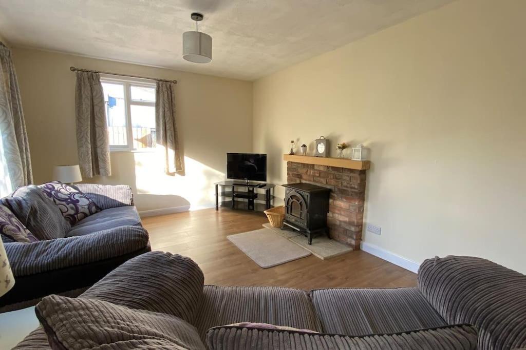 Cheerful 3 Bedroom Bungalow With Indoor Fire Place กลอสเตอร์ ภายนอก รูปภาพ