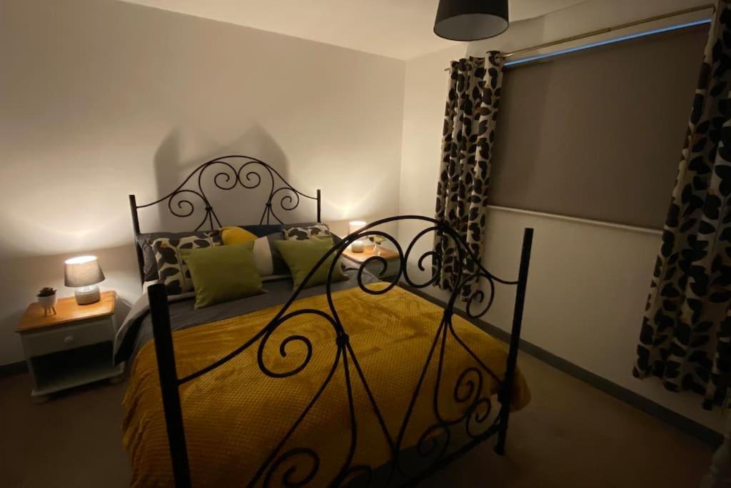 Cheerful 3 Bedroom Bungalow With Indoor Fire Place กลอสเตอร์ ภายนอก รูปภาพ