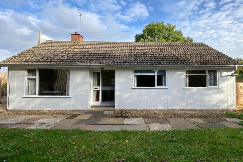 Cheerful 3 Bedroom Bungalow With Indoor Fire Place กลอสเตอร์ ภายนอก รูปภาพ