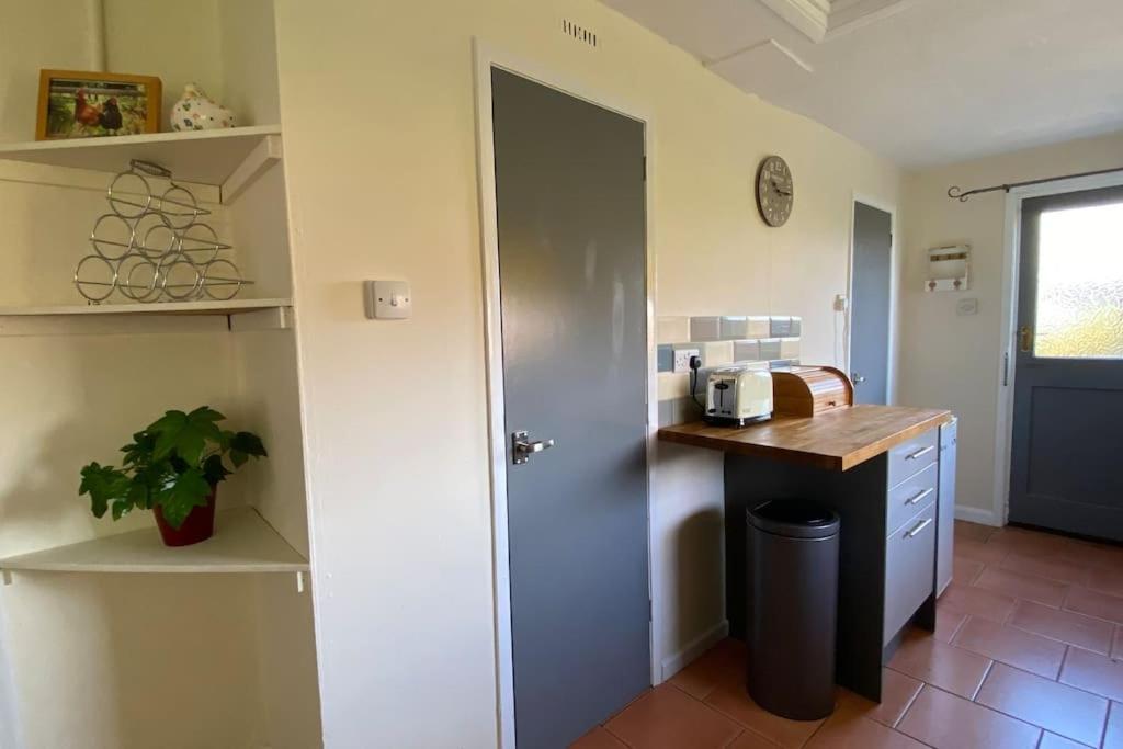 Cheerful 3 Bedroom Bungalow With Indoor Fire Place กลอสเตอร์ ภายนอก รูปภาพ