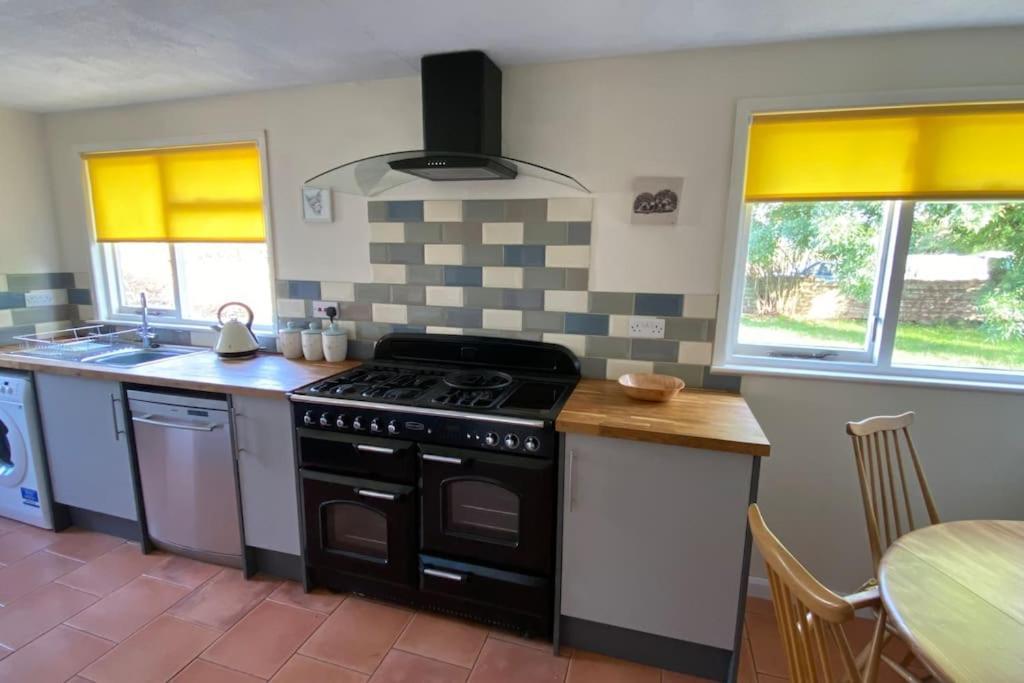 Cheerful 3 Bedroom Bungalow With Indoor Fire Place กลอสเตอร์ ภายนอก รูปภาพ