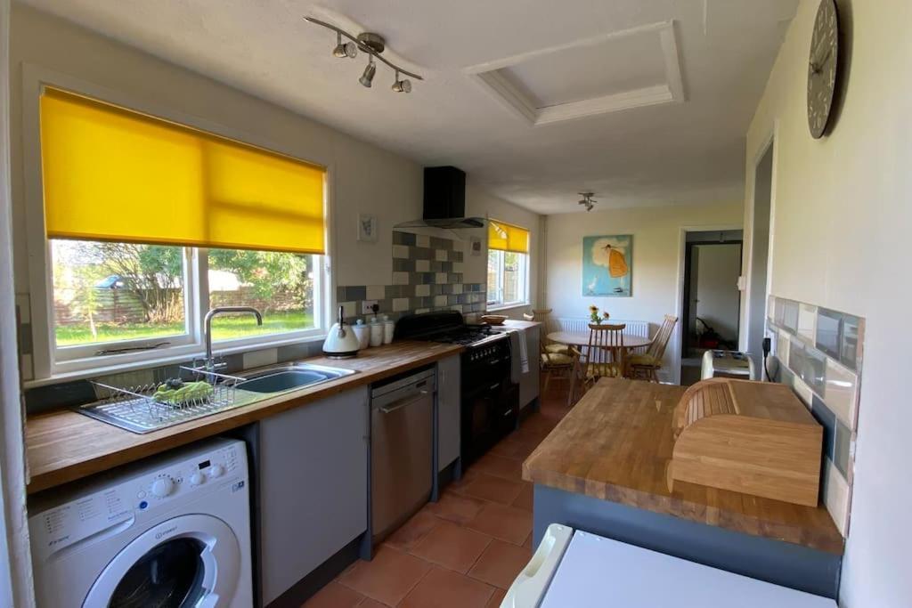 Cheerful 3 Bedroom Bungalow With Indoor Fire Place กลอสเตอร์ ภายนอก รูปภาพ