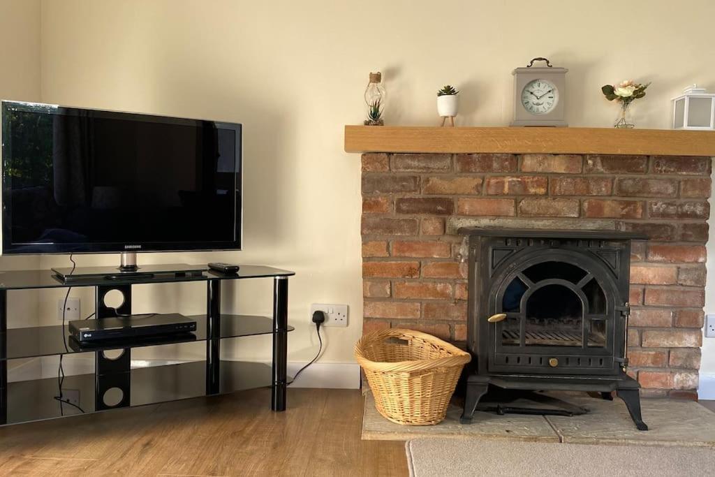 Cheerful 3 Bedroom Bungalow With Indoor Fire Place กลอสเตอร์ ภายนอก รูปภาพ