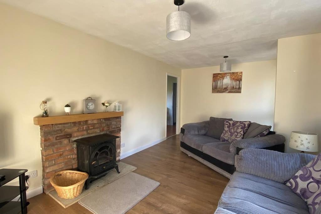 Cheerful 3 Bedroom Bungalow With Indoor Fire Place กลอสเตอร์ ภายนอก รูปภาพ